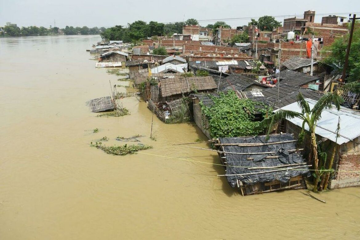 Najmanje 25 mrtvih i milioni zaglavili u poplavama koje su razorile Indiju i Bangladeš