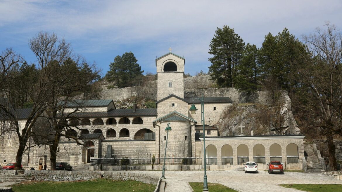 Nemiri u manastiru na Cetinju