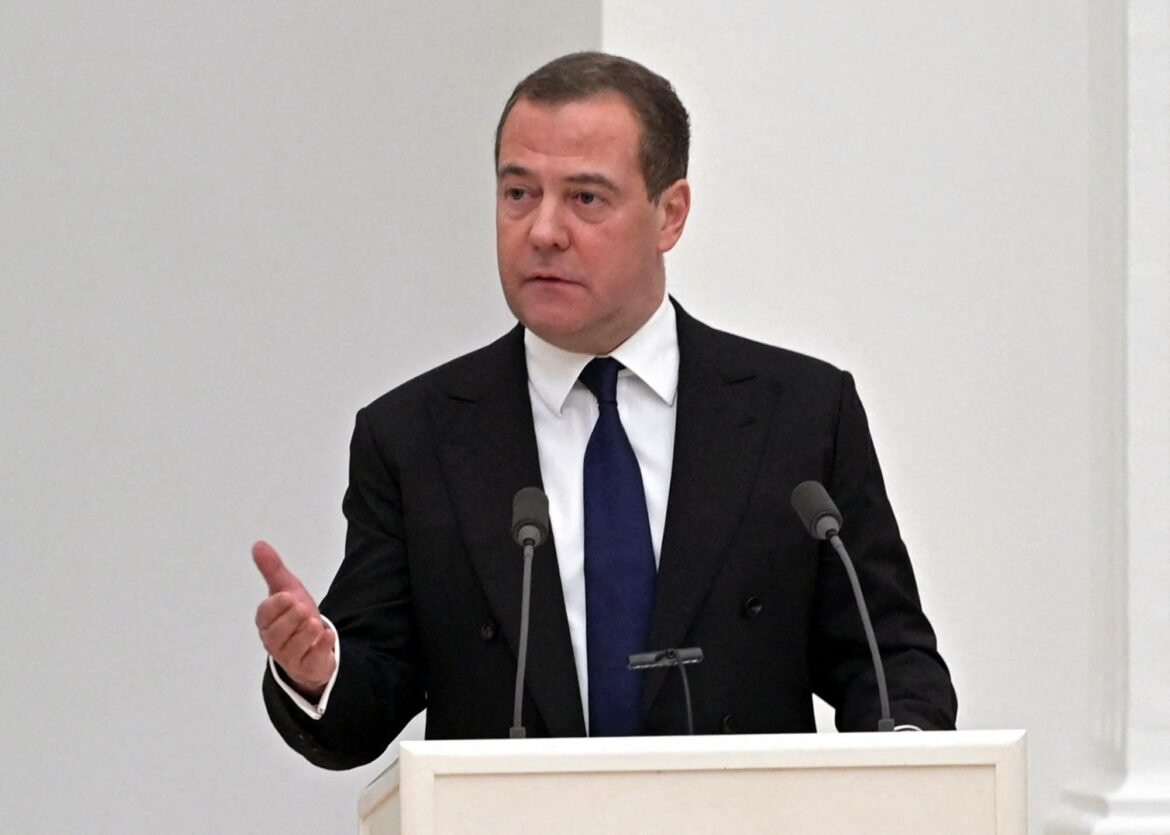Medvedev kritikovao Zapad zbog sankcija članovima porodica