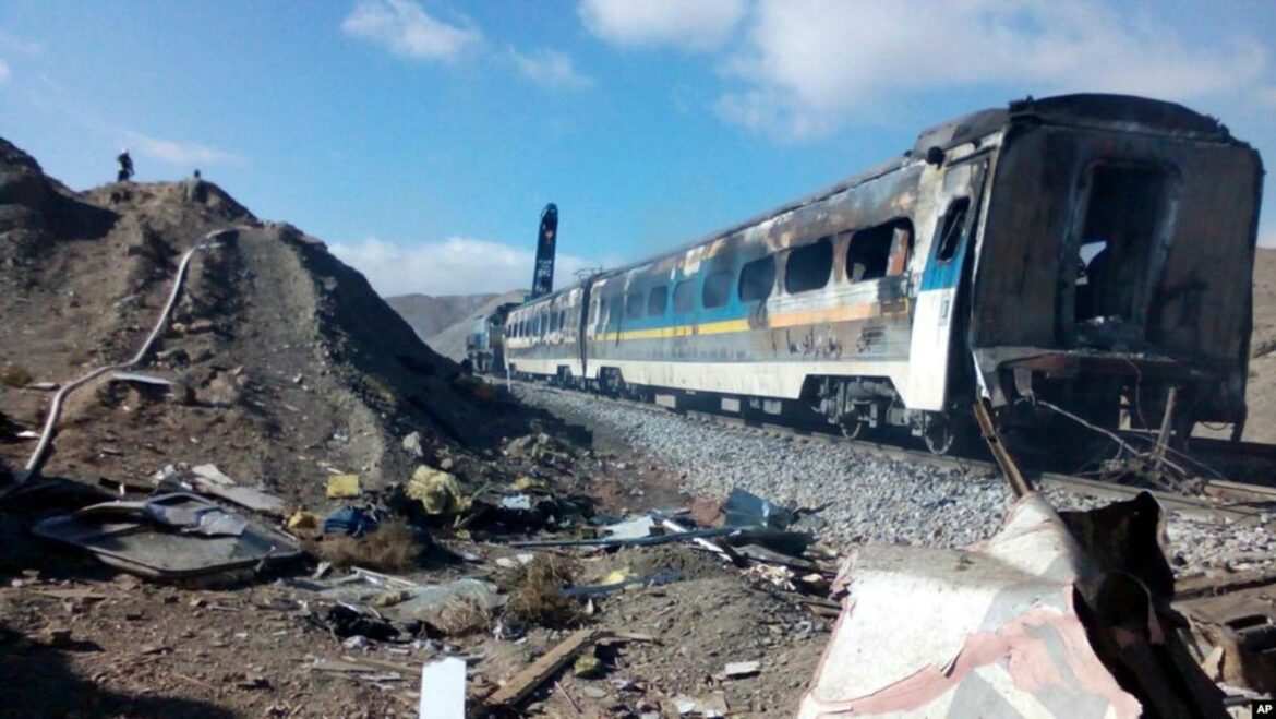 Najmanje 17 mrtvih ostavilo je voz iz šina