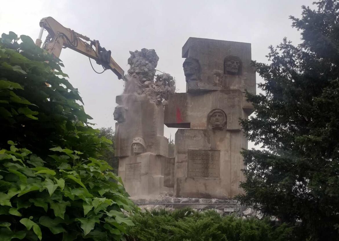 Poljska počinje da demontira spomenik iz sovjetskog doba