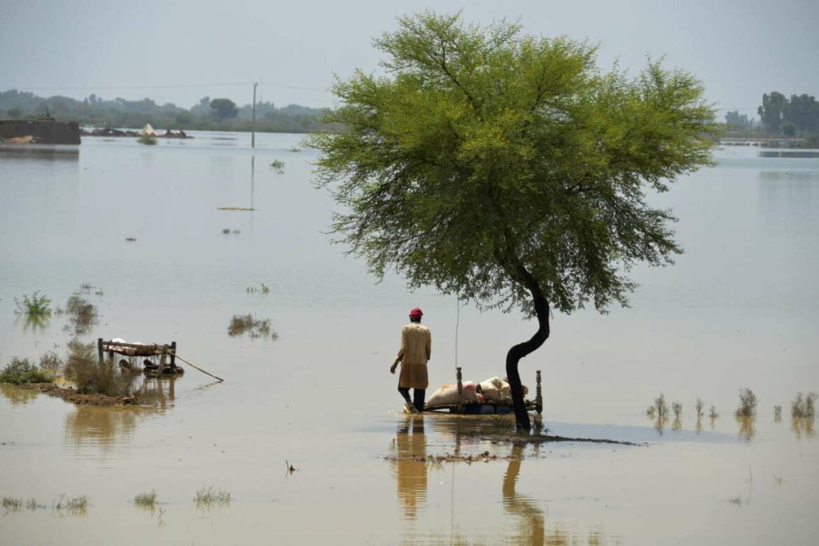 Skoro 1.000 poginulih u poplavama u Pakistanu natopljenim monsunom