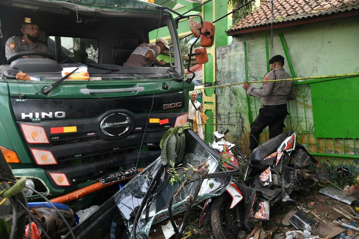 Deset poginulih u Indoneziji u sudaru kamiona ispred škole