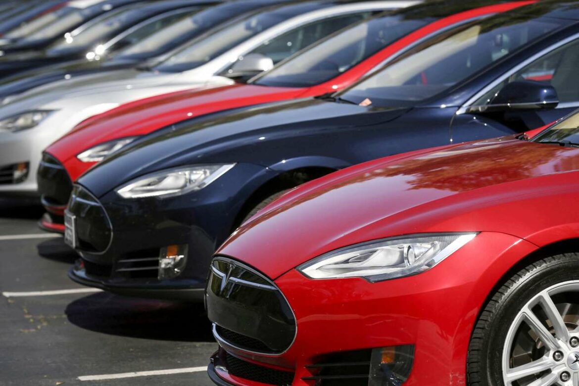 Tesla želi da bezbjednosna grupa ukloni video snimke svojih automobila koji pretrčavaju lutke za djecu