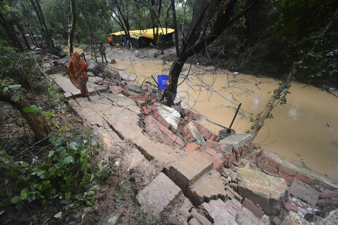 12 poginulih pod srušenim strukturama usred obilnih kiša u Indiji