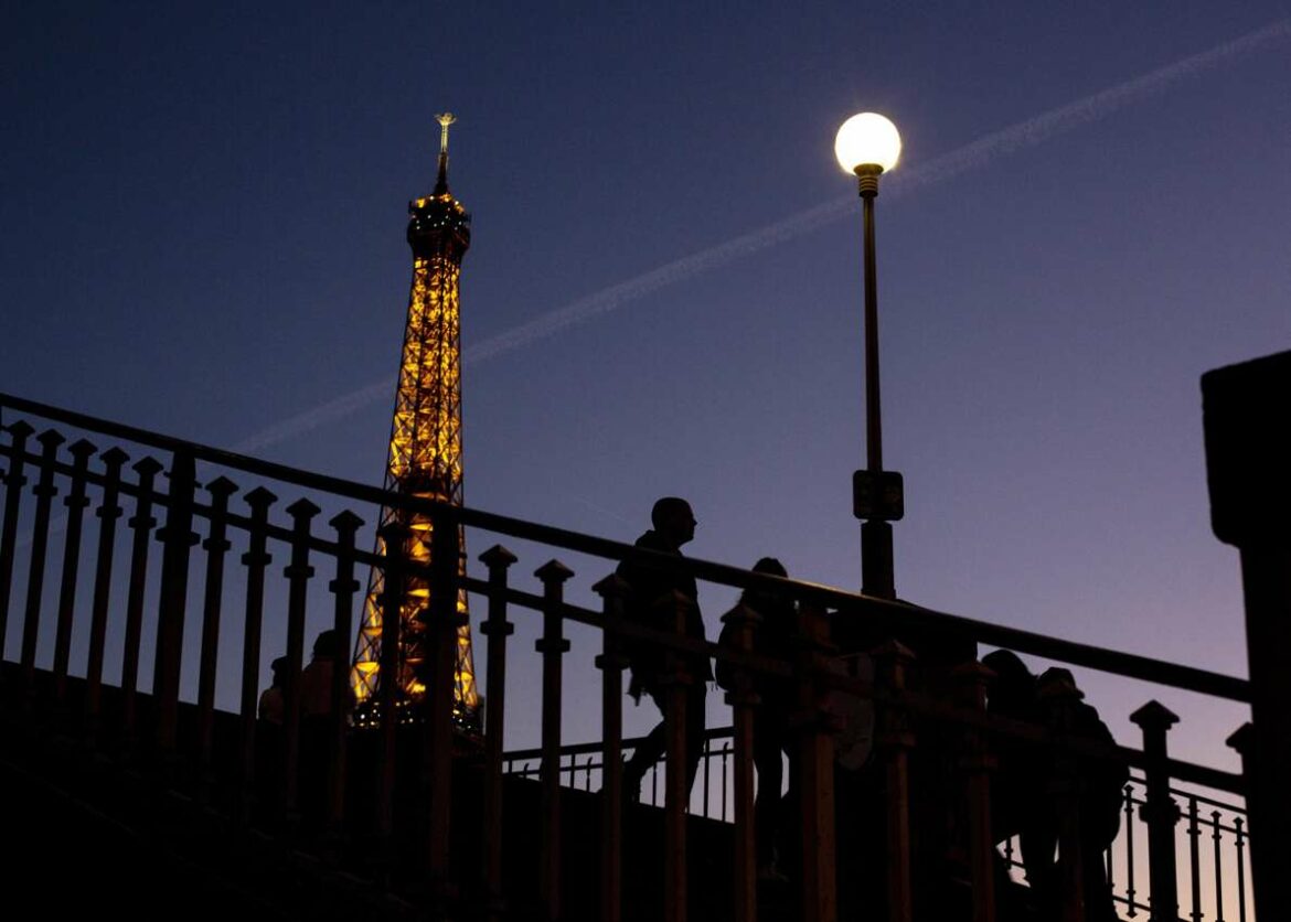 Ajfelova kula da se zamrači ranije jer Pariz štedi energiju