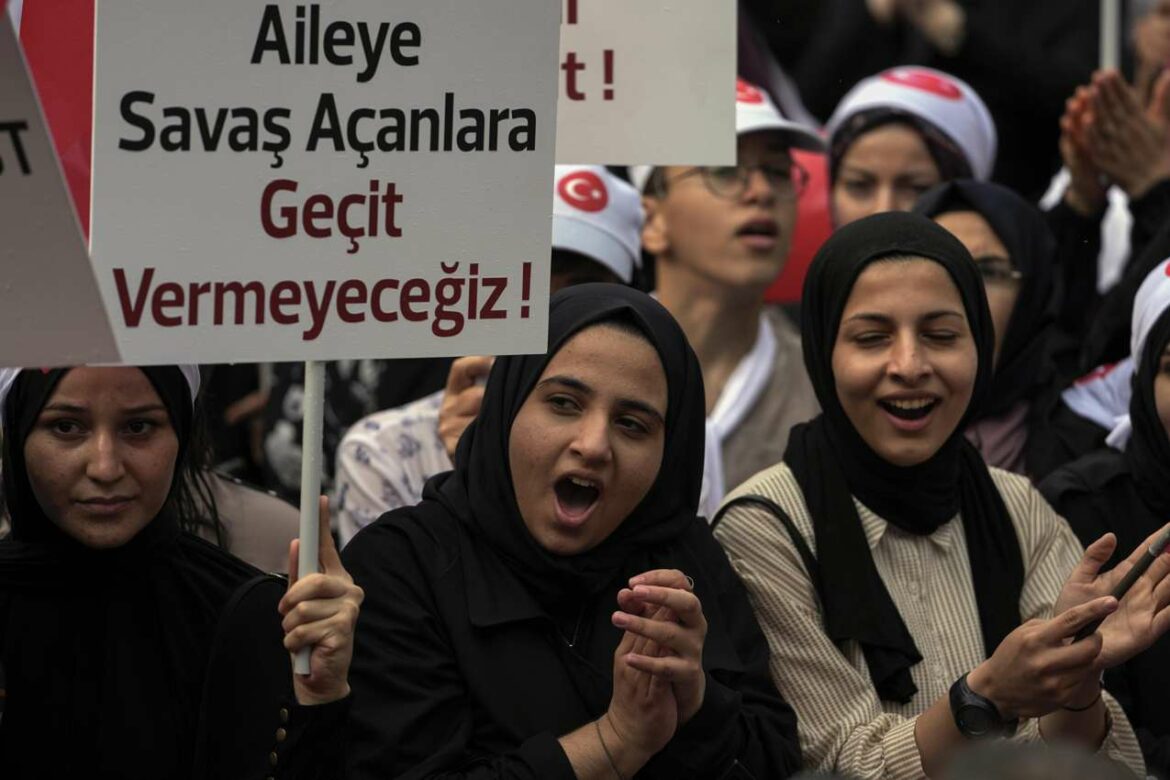 Hiljade ljudi u maršu u Turskoj tražeći zabranu LGBTK grupa
