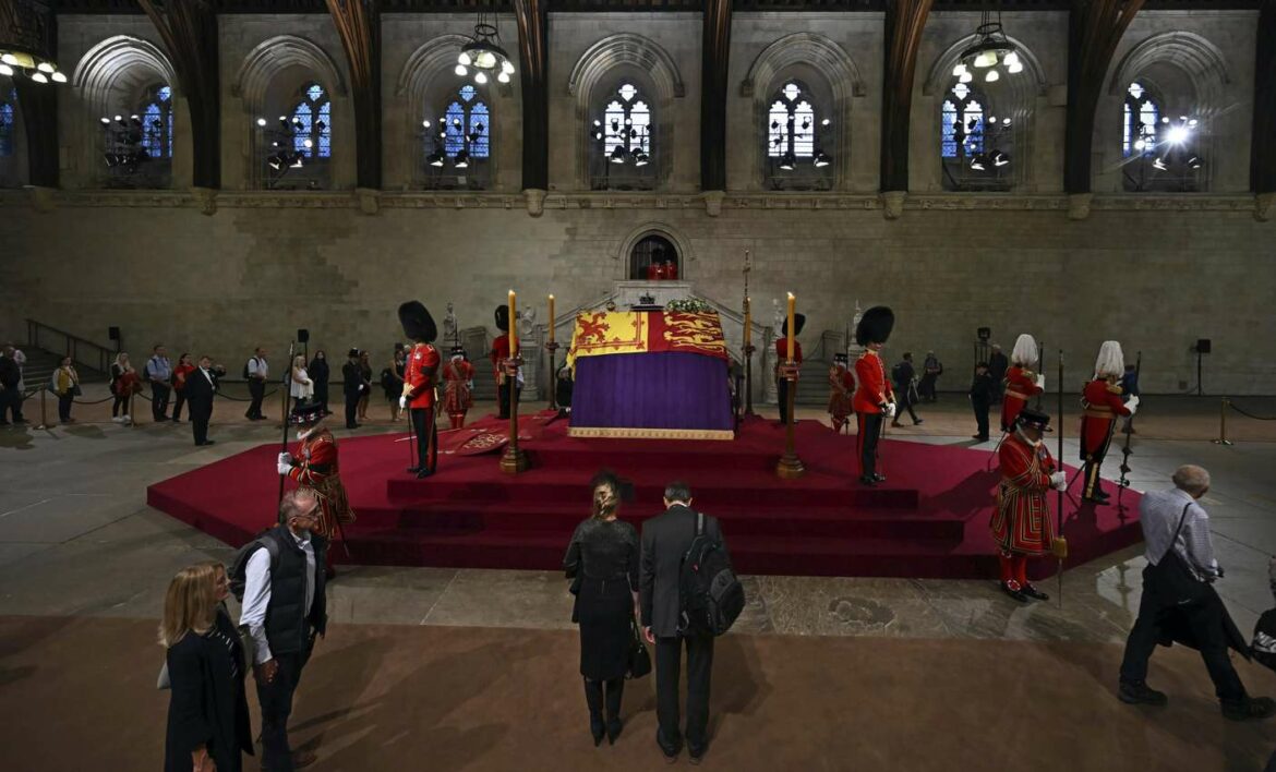 Kovčeg kraljice Elizabete II postavljen je u kriptu prije privatne sahrane