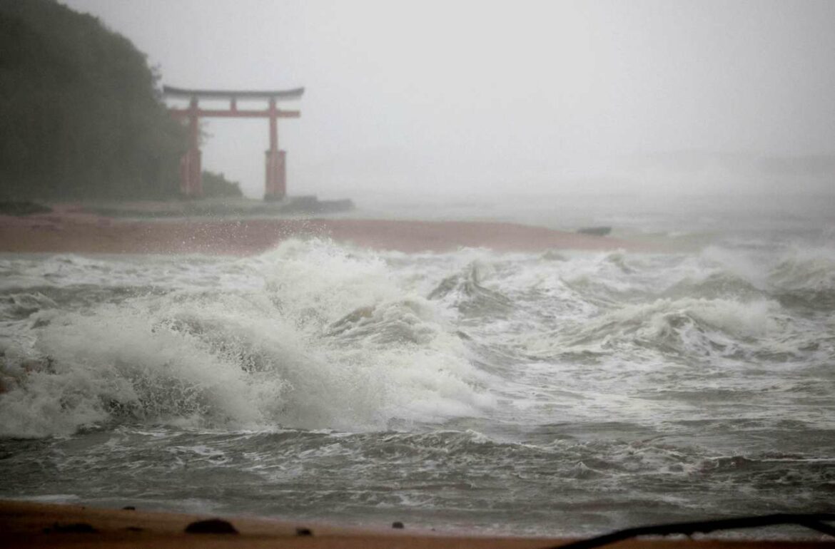 Super tajfun Nanmadol obrušio se na japansko ostrvo Kjušu