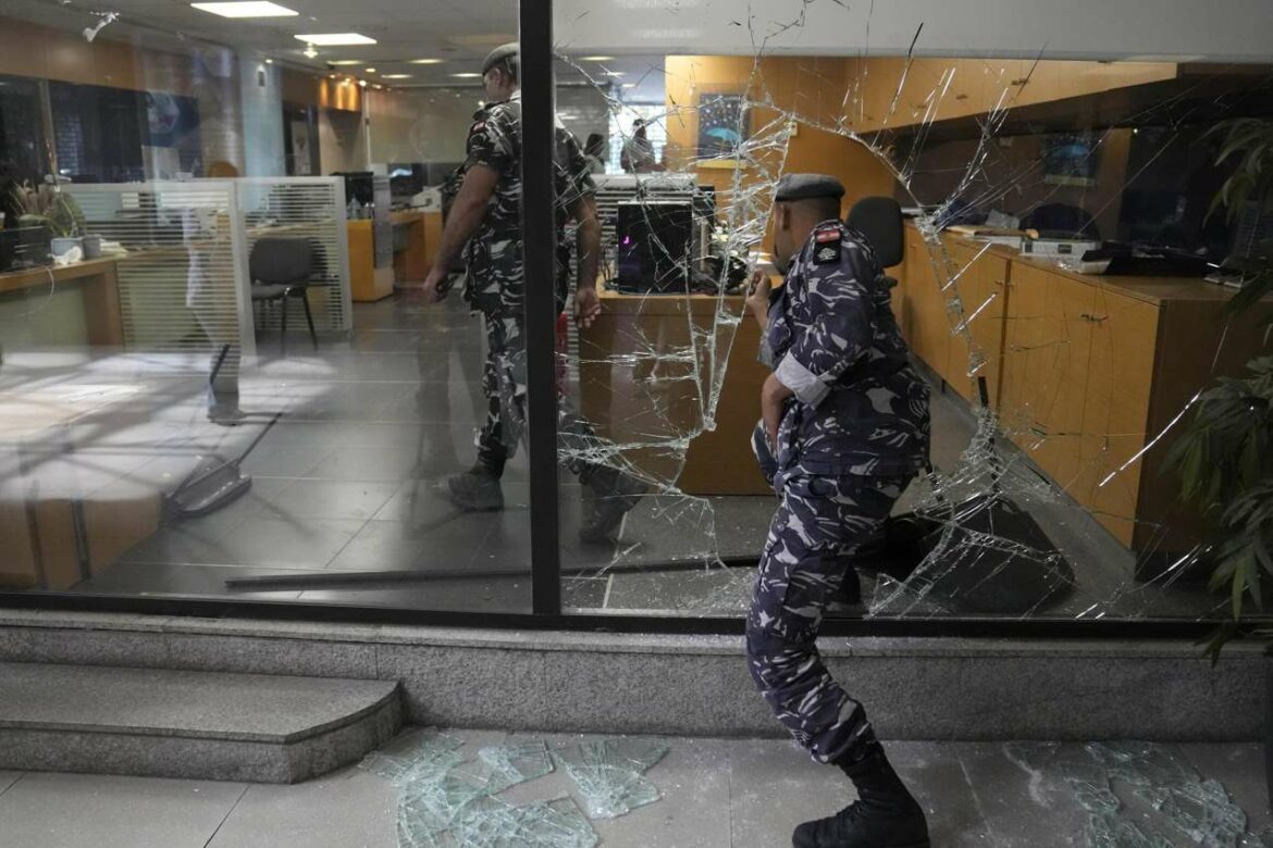 Žena sa pištoljem-igračkom uzela zarobljenu ušteđevinu iz Bejrutske banke