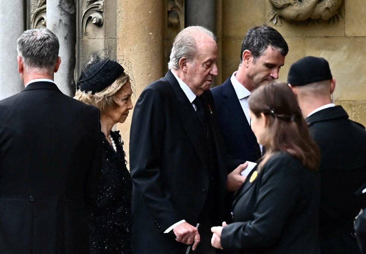 Dolazak bivšeg kralja Huana Karlosa na kraljičinu sahranu izaziva prezir sa španske levice