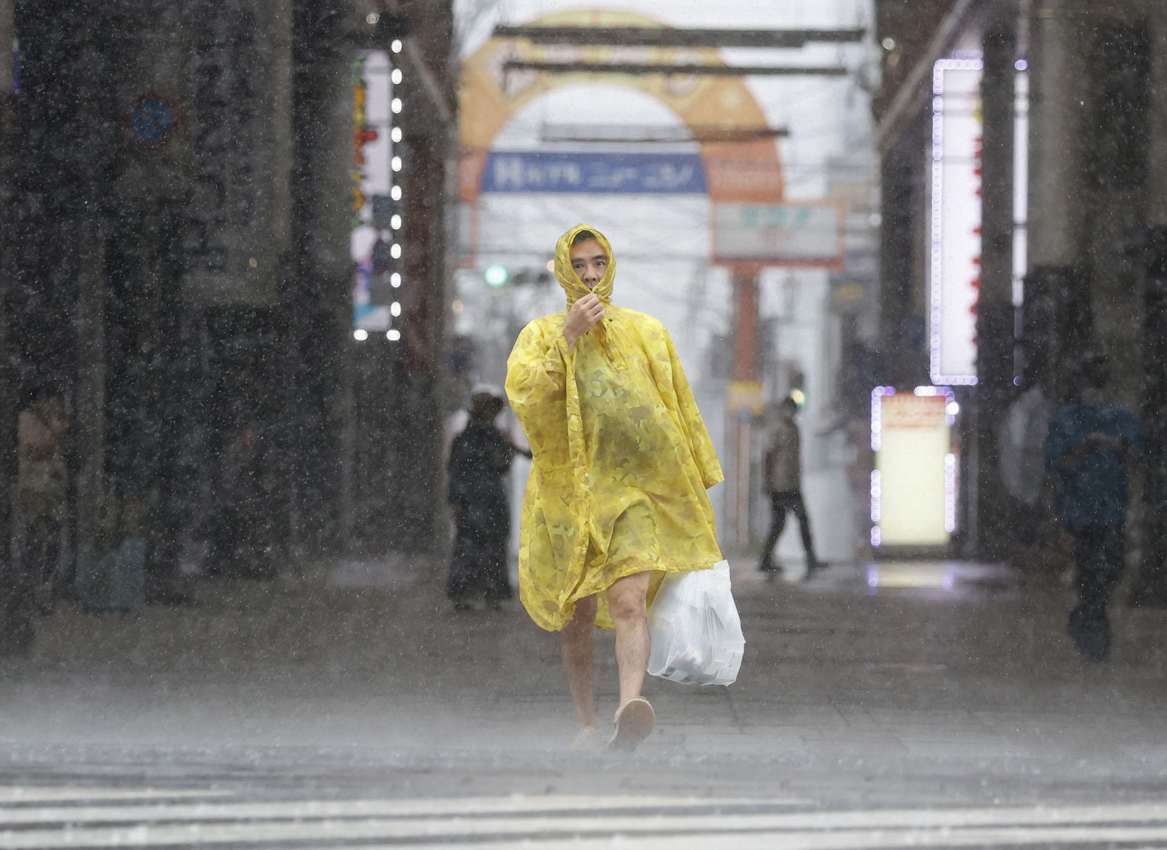 Tajfun pogodio Japan rekordnom kišom, ubio jednog