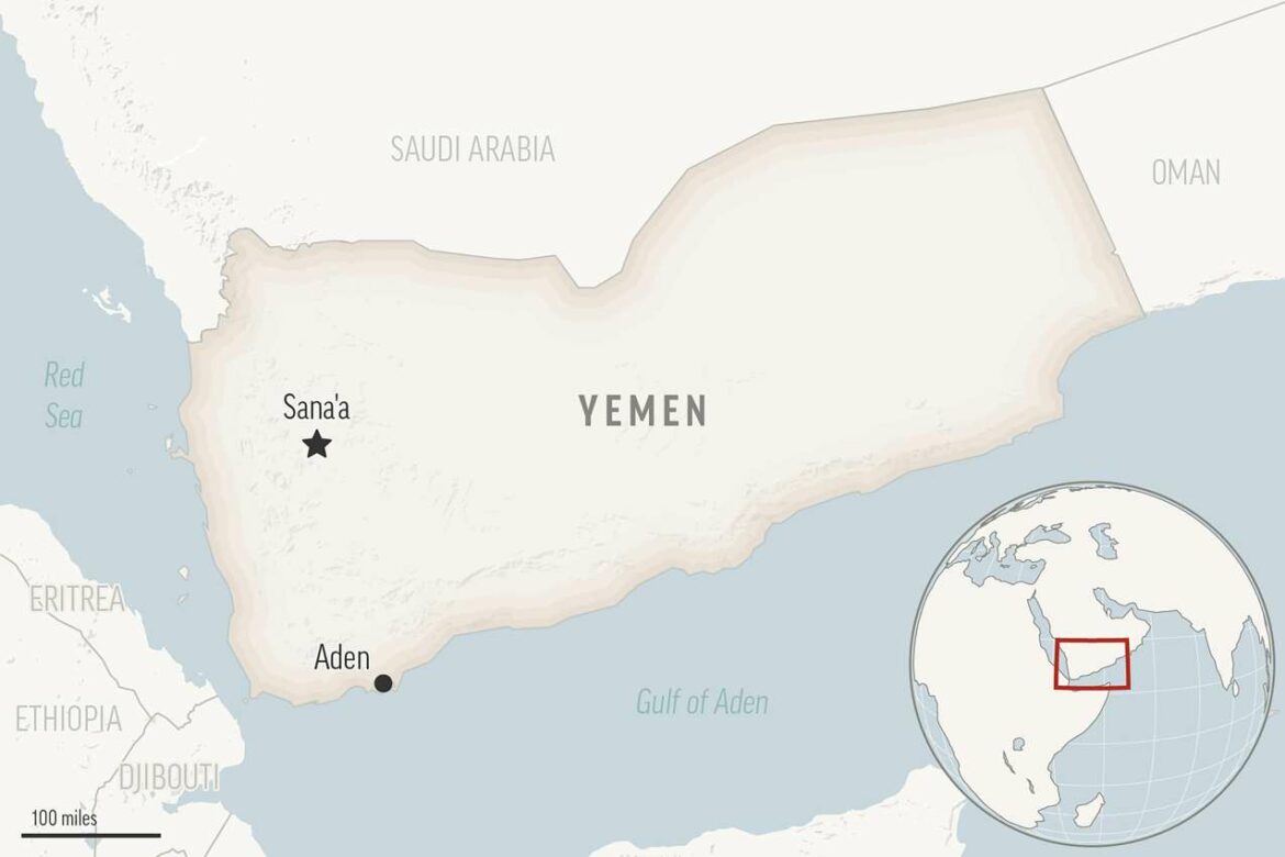 Bespilotne letelice jemenskih pobunjenika gađaju grčki brod u luci koju vodi vlada