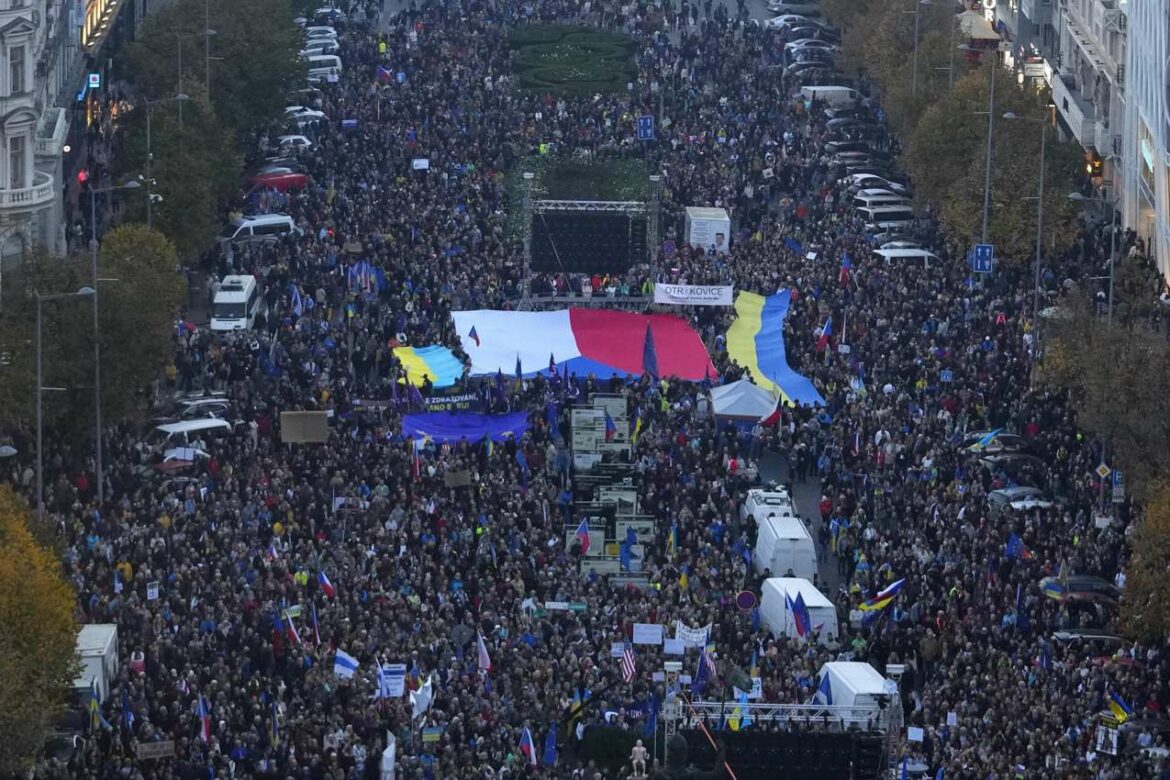 Desetine hiljada Čeha pokazuju svoju podršku Ukrajini