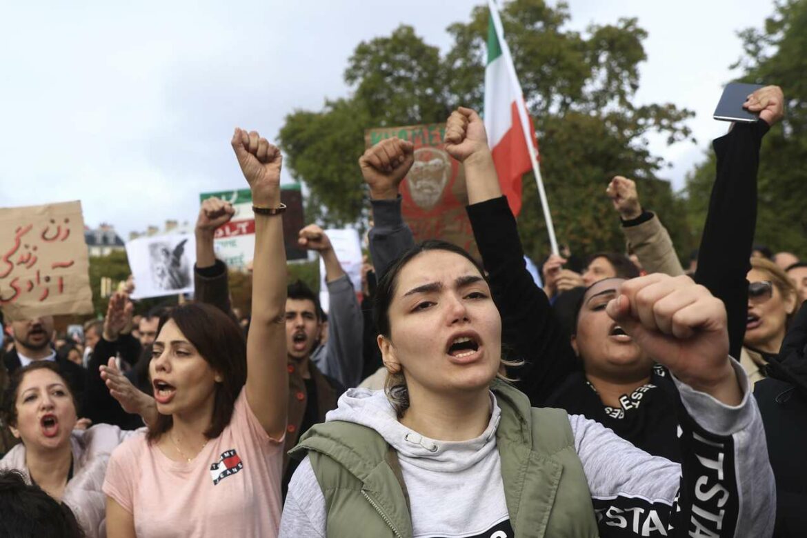 Francuski marš u Parizu na skupu podrške ženama u Iranu