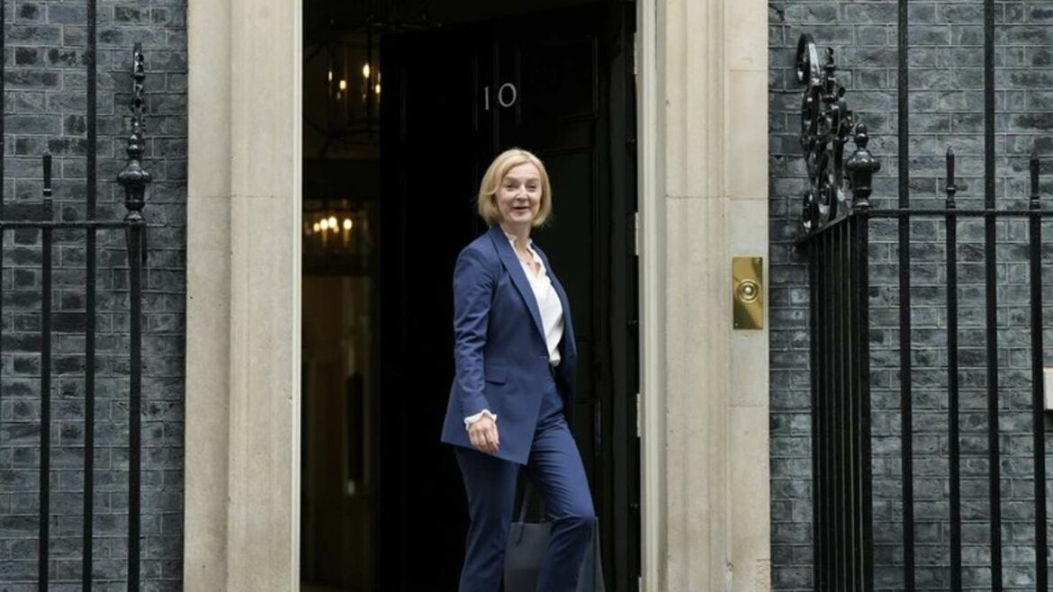 Britanski poslanici zahtevaju ostavku Liz Trus