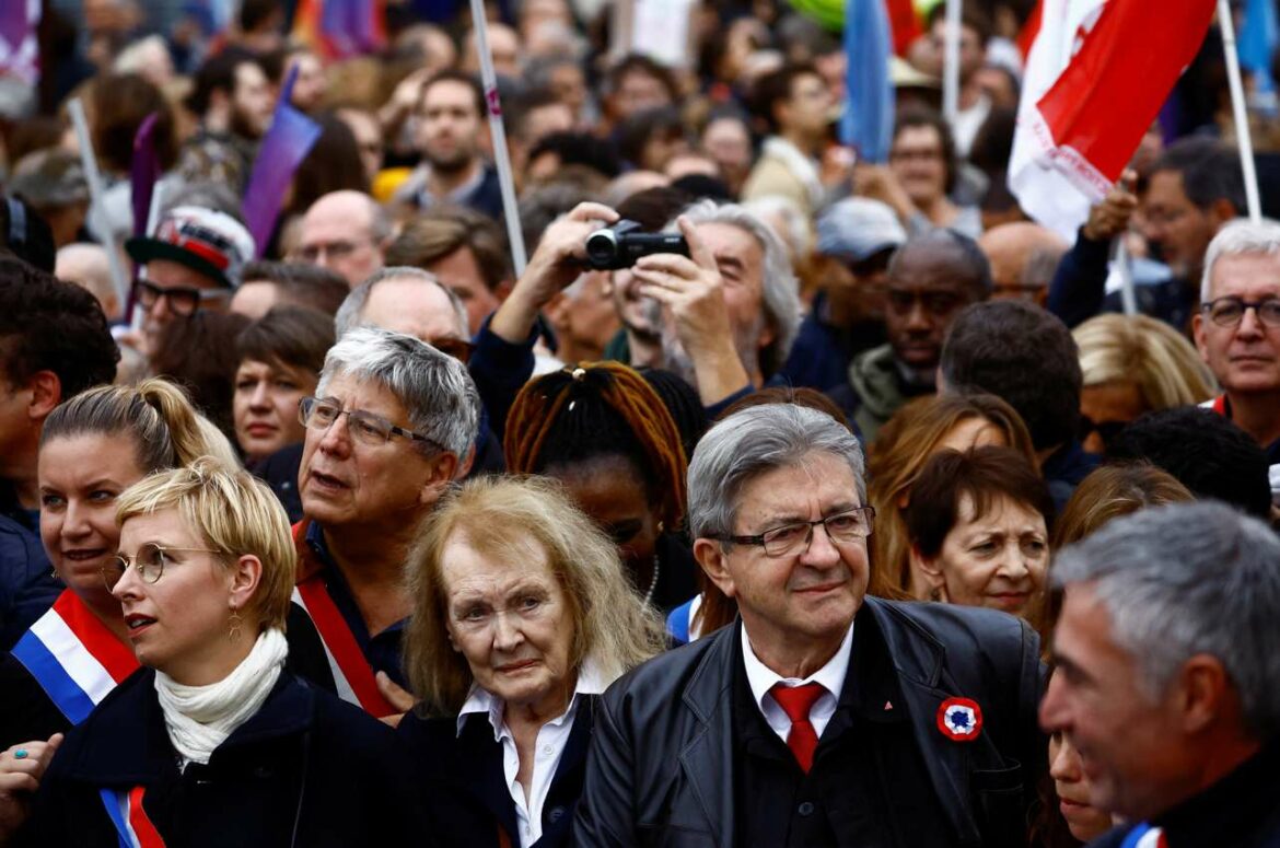 Hiljade ljudi izašlo je na ulice Pariza u znak protesta zbog skoka cijena