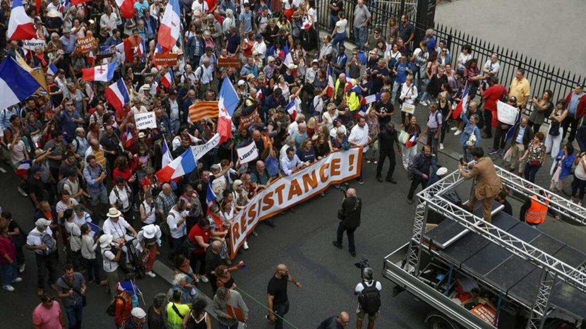 Masovni protesti protiv NATO-a i EU na ulicama Pariza