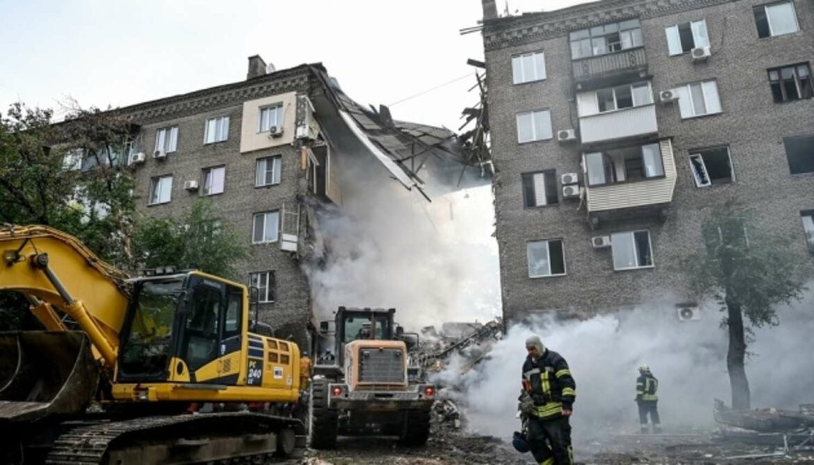 Šest tijela pronađeno ispod ruševina uništenog stambenog bloka u Zaporožju