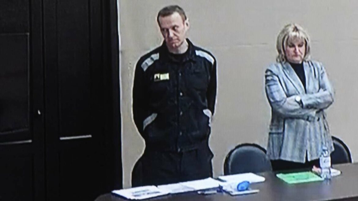 Navaljni opet u samici, a njegova pomoćnica sumnja da ga opet truju