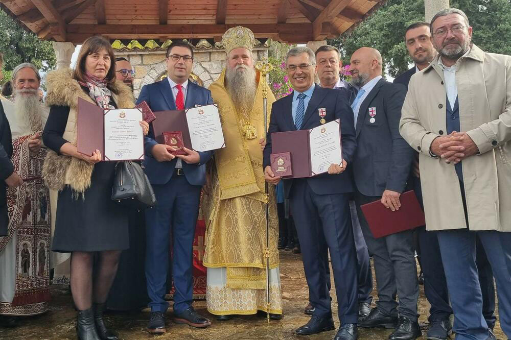 Mitropolit Joanikije uručio ordenje čelnicima EPCG i Rudnika uglja