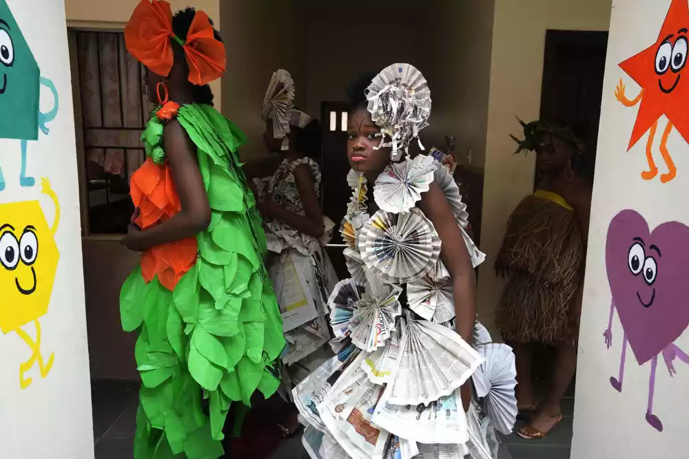Nigerijski tinejdžeri kreiraju modu od smeća za borbu protiv zagađenja