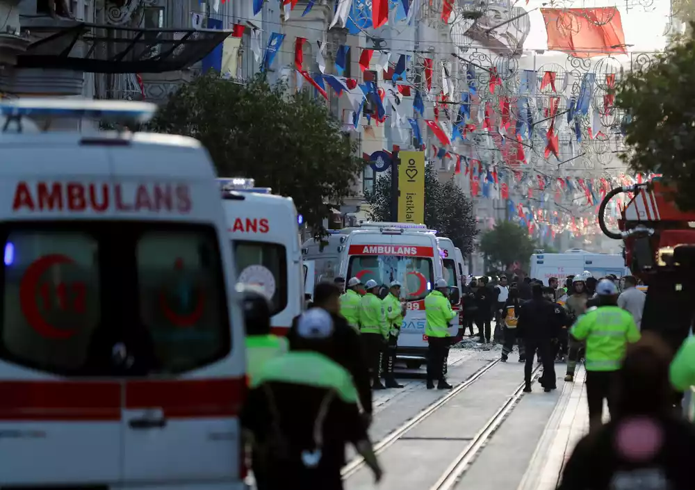 Četvoro mrtvih u eksploziji na prometnoj centralnoj Istanbulskoj aveniji