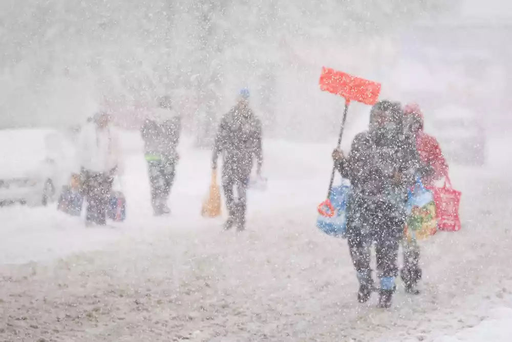 Dva smrtna slučaja prijavljena kako snežna oluja sa „efektom jezera“ je paralisala zapadni Njujork