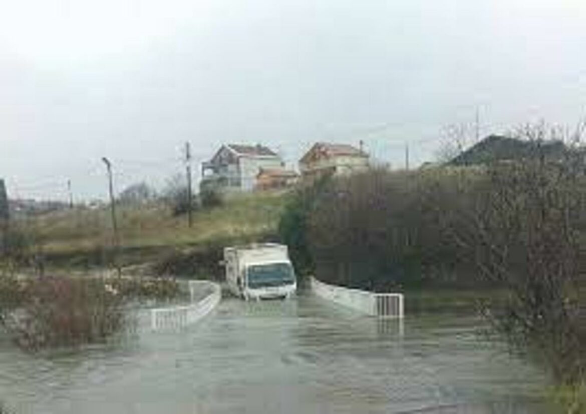 Sa „Malog mosta“ u naselju Rogami u Podgorici sletelo vozilo, jedna osoba poginula