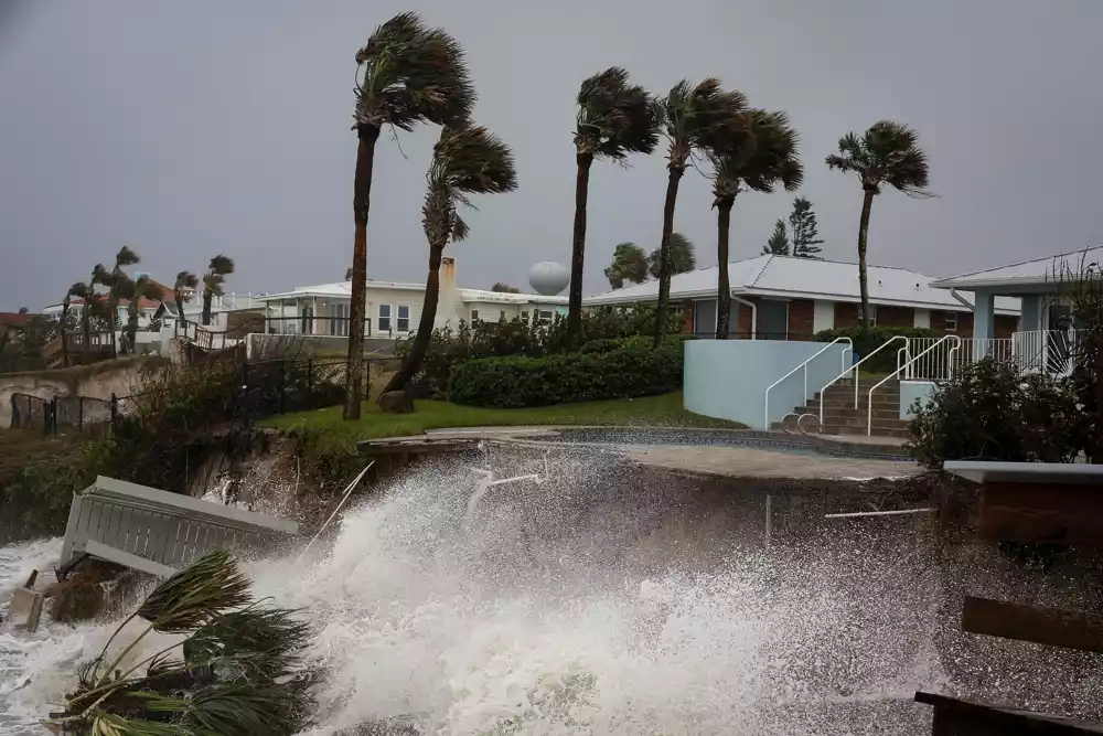 Tropska oluja Nikol pogodila je Floridu jakim vetrovima