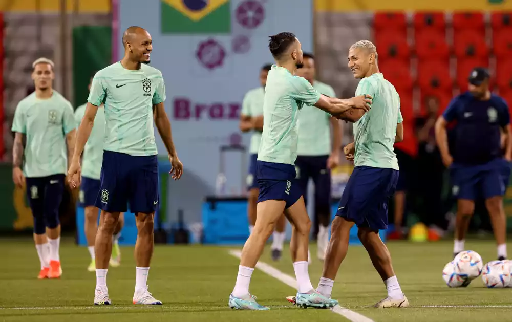 Brazil se nada da će se Nejmar vratiti u osminu finala, kaže trener
