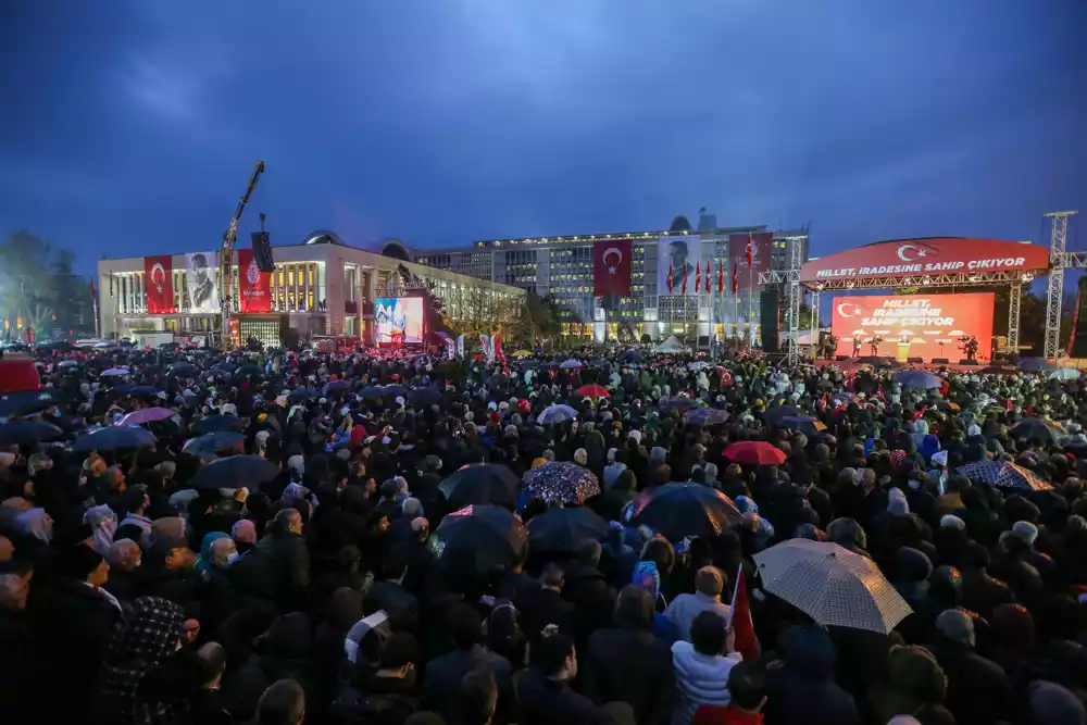 Hiljade ljudi protestuju u Turskoj zbog osude gradonačelnika Istanbula