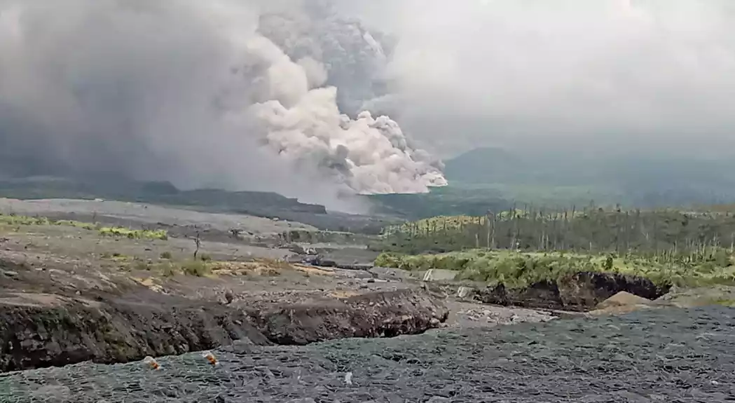 Eruptirao najviši vulkan Semeru u Indoneziji