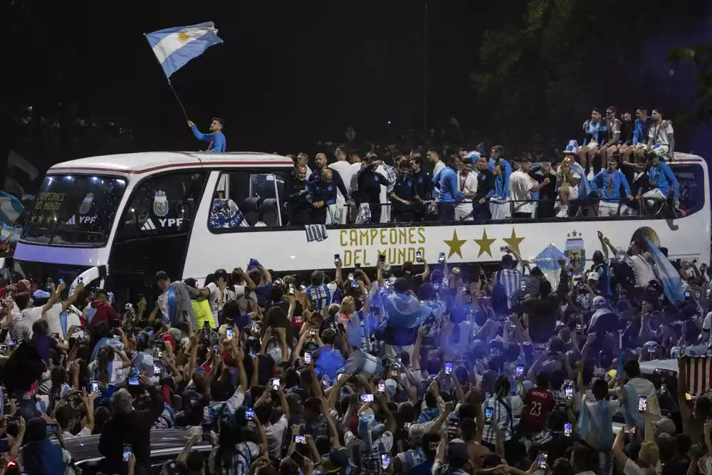 More ljudi pokušava da vidi argentinsku fudbalsku reprezentaciju