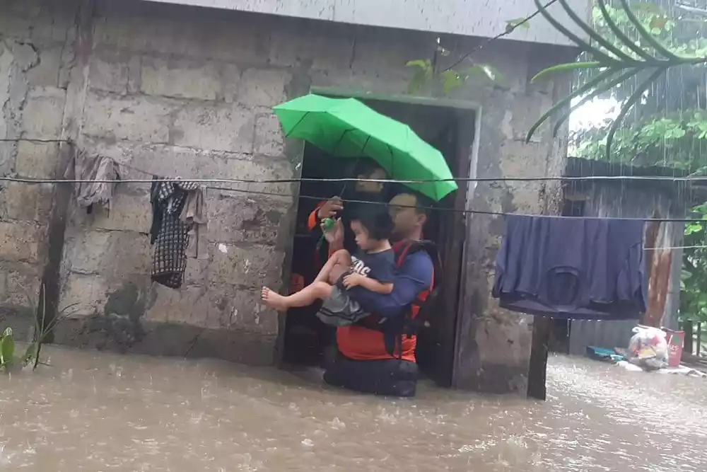 Poplave na Filipinima primorale su desetine hiljada da napuste domove