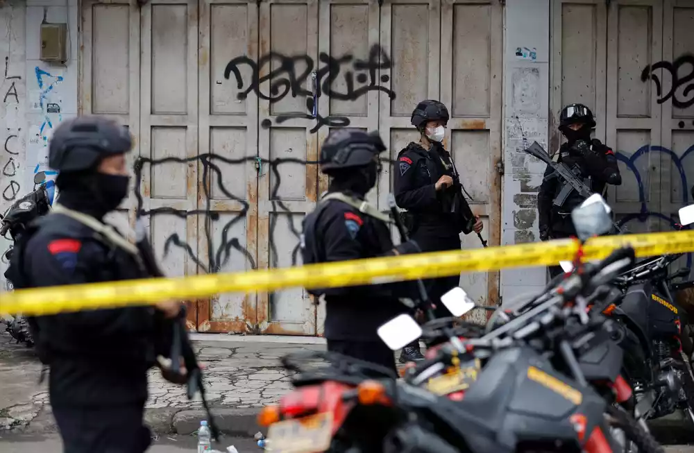 U eksploziji u indonežanskoj policijskoj stanici, kako se sumnja, ubijeno je dvoje