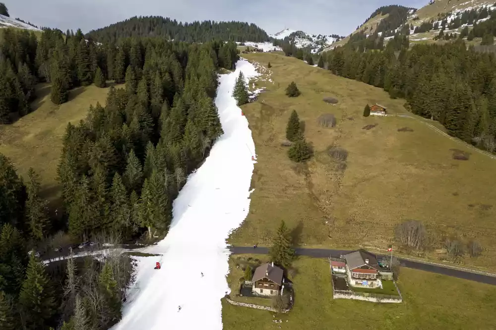 Alpske padine suočene su sa nedostatkom snega u neuobičajeno toploj zimi