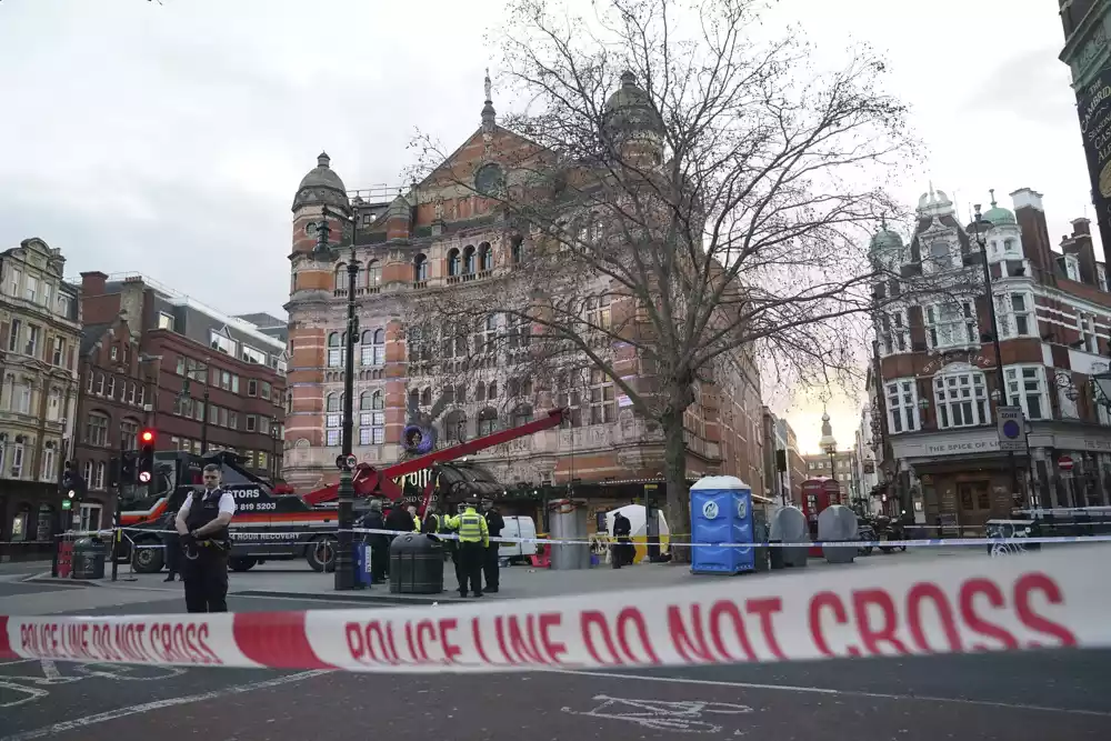 Čovek je nasmrt smrvljen u javnom toaletu u centru Londona