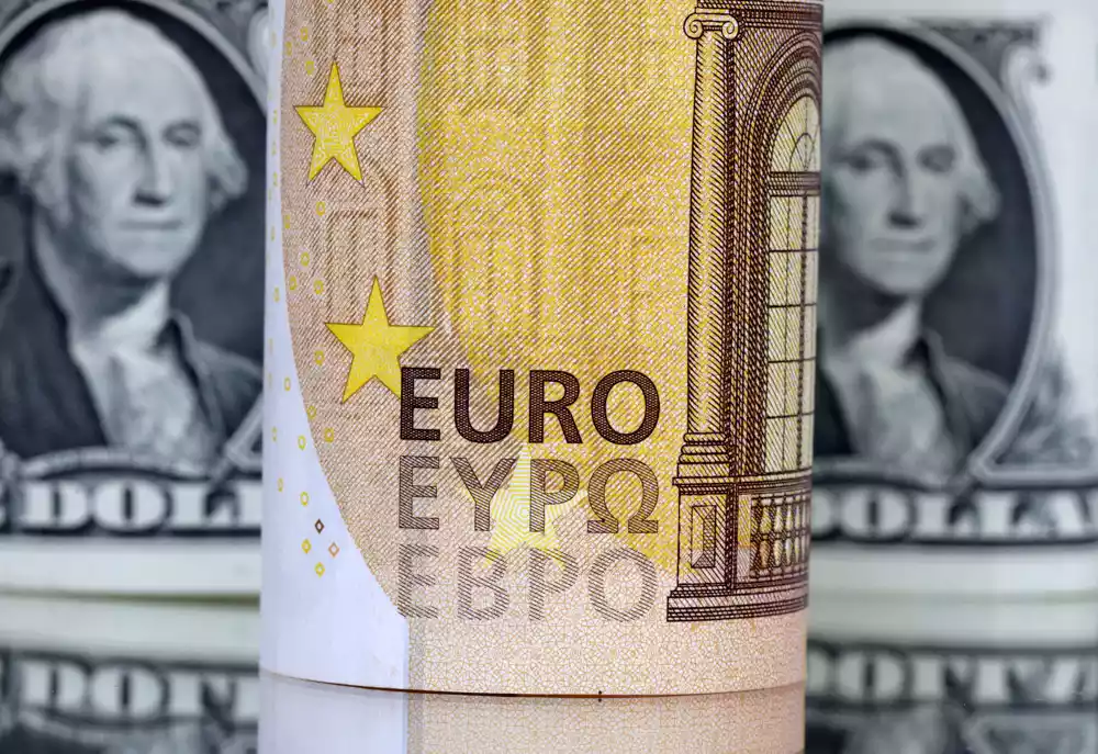 Dolar je zakačen blizu devetomjesečnog minimuma u ​​odnosu na evro, jen odskoči