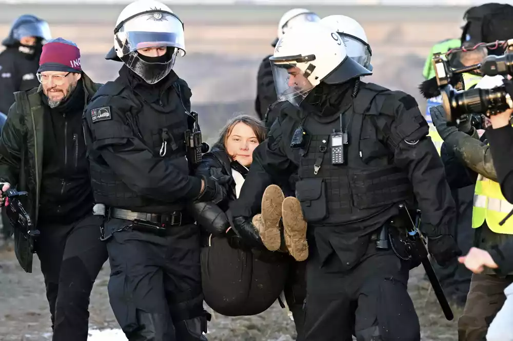 Gretu Tunberg odnijela je policija na njemačkom minskom protestu