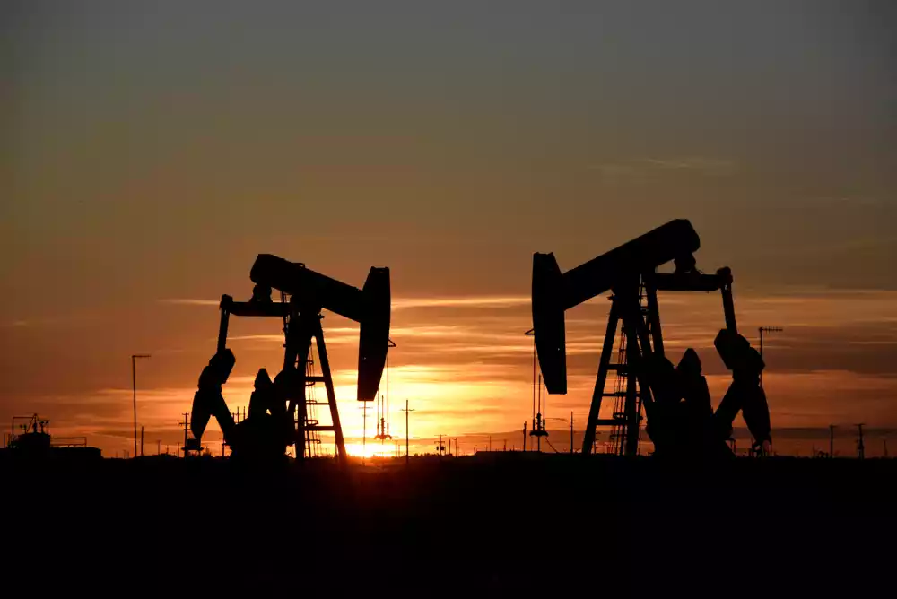 Nafta je pala za 1% kako se povećavaju stope, a ruski tokovi ostaju jaki