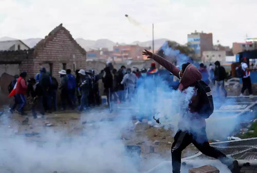 Peru žali za rastućim brojem mrtvih demonstranata, dok vlada traži glasanje o povjerenju