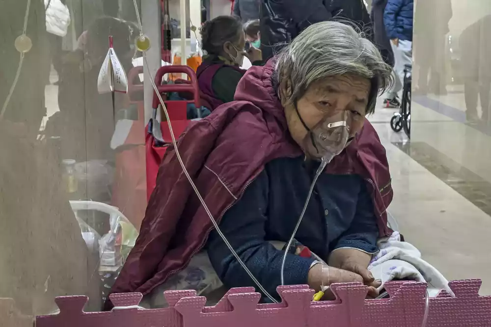 Bolnicama u Pekingu ponestaju kreveti dok se COVID-19 širi