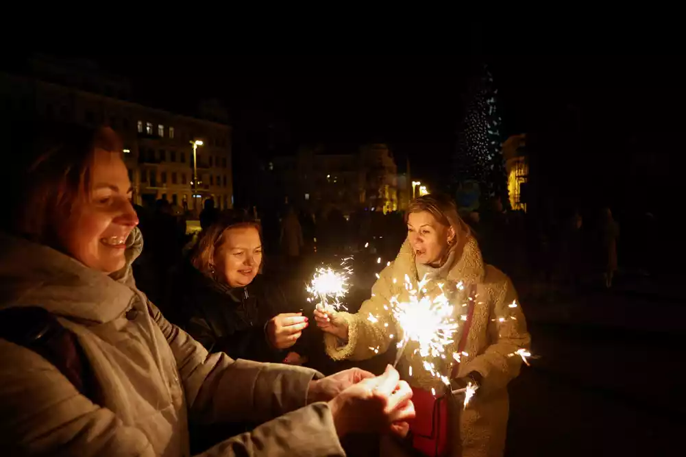 Ukrajinci navijaju za 2023. dok dronovi udaraju sa neba