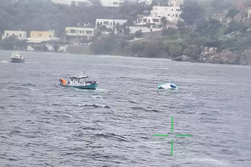 Četvoro mrtvih, najmanje 39 spaseno nakon što je čamac s migrantima potonuo u blizini Grčke