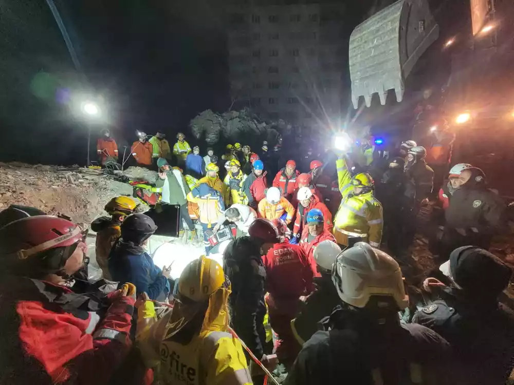 Dvije žene preživljavaju danima u ruševinama zemljotresa, dok je broj poginulih premašio 24.150