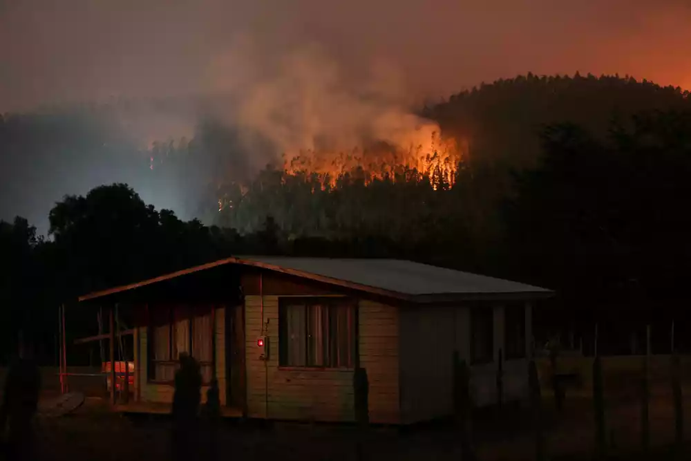 Najmanje 24 mrtva u Čileu u širenju požara; inostrana pomoć na putu