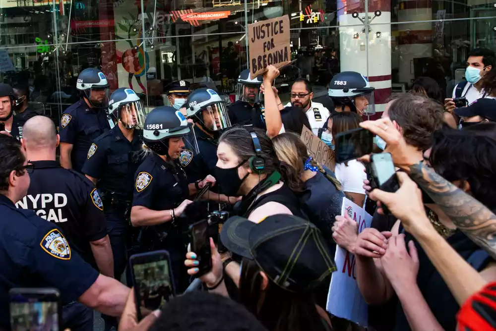 Njujorška policija zlostavljala je demonstrante na protestu Džordža Flojda, navodi se u izveštaju
