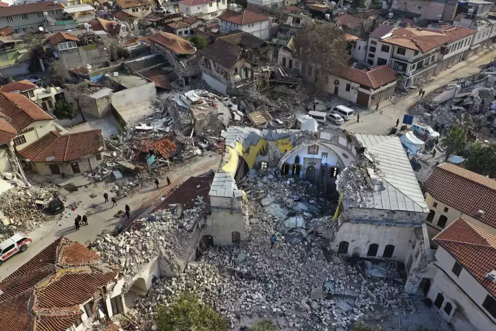 U Turskoj je broj poginulih u razornim zemljotresima premašio 43.500