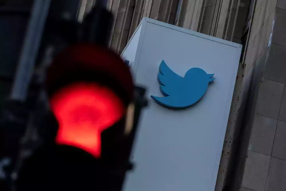 Tviter otpušta najmanje 50 ljudi zbog nemilosrdnog smanjenja troškova, prenosi The Information